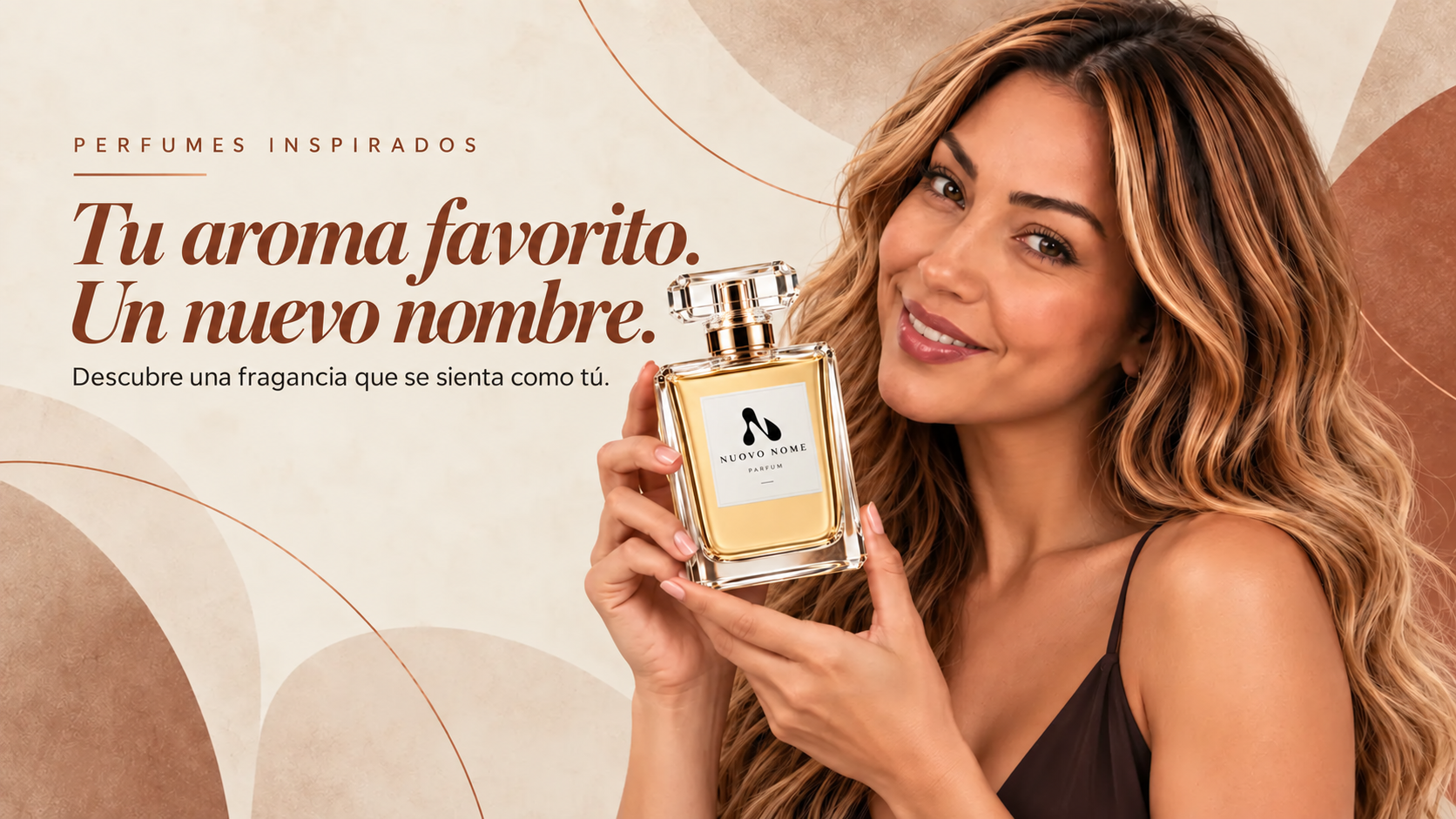 Mujer presentando una fragancia NUOVO NOME. Perfumes inspirados: Tu aroma favorito. Un nuevo nombre.
